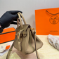 HEM121 The new fashionable and luxurious handbag features a classic flip-top design is elegant and versatile fully showcasing the charm of women It is the ideal gift choice 21*14cm