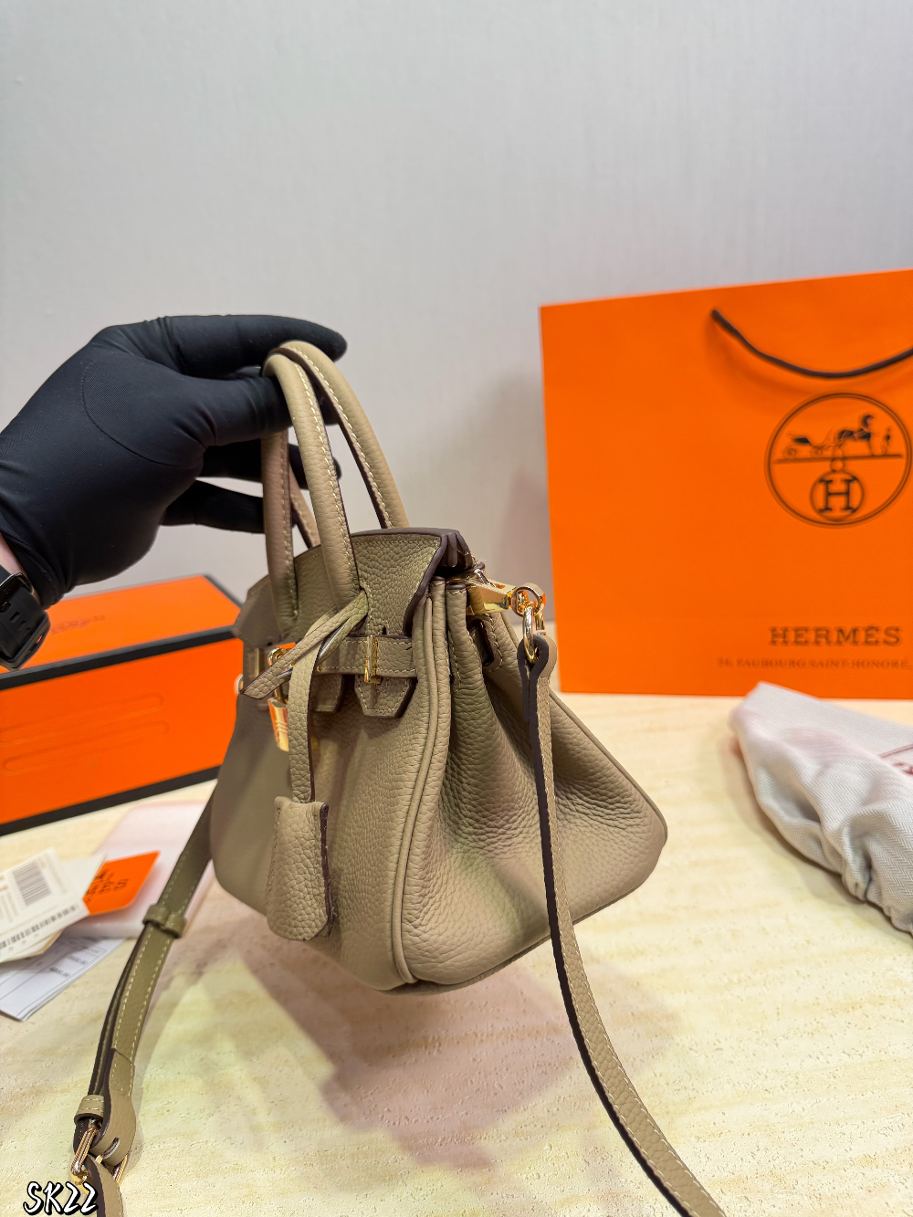 HEM121 The new fashionable and luxurious handbag features a classic flip-top design is elegant and versatile fully showcasing the charm of women It is the ideal gift choice 21*14cm