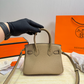 HEM121 The new fashionable and luxurious handbag features a classic flip-top design is elegant and versatile fully showcasing the charm of women It is the ideal gift choice 21*14cm