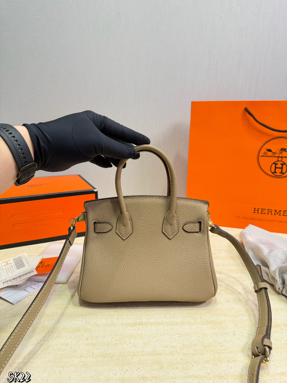HEM121 The new fashionable and luxurious handbag features a classic flip-top design is elegant and versatile fully showcasing the charm of women It is the ideal gift choice 21*14cm