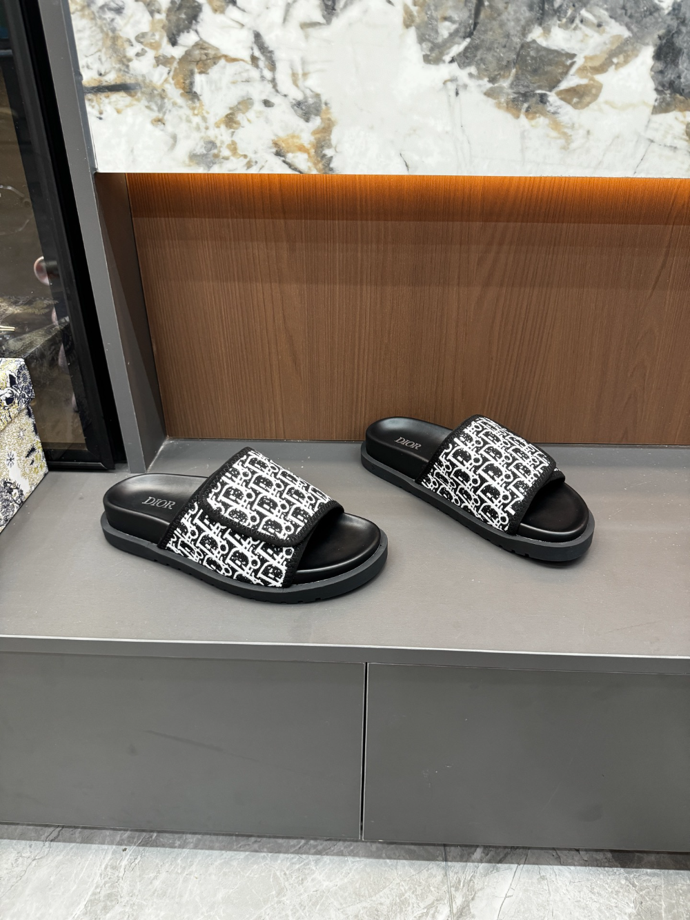 DEM317 New fashionable black and white women's shoes men's shoes available in various colors beautiful slippers excellent gift item