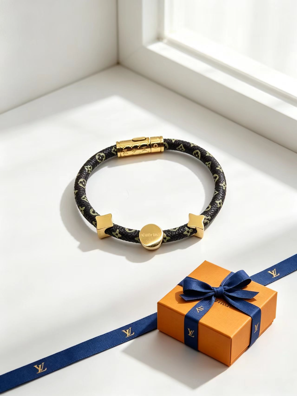 LEM584 Designer bracelet - available in three colors of gold silver and rose gold A fashionable piece of jewelry with personalized touch as a gift