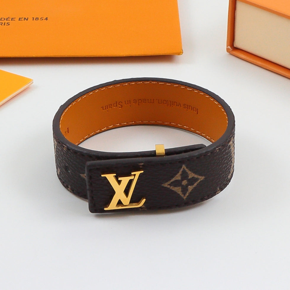 LEM308  New arrive Fashion Three-dimensional metal letter wristband titanium steel bracelet couple accessories for woman