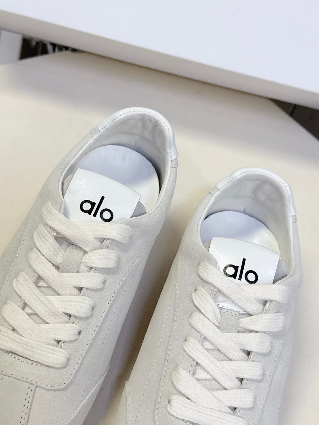 Alo01 Designer Sneakers Men Women Gum Sky Beige Dark Scarlet Mens Trainers Womens Casual Outdoor Runners