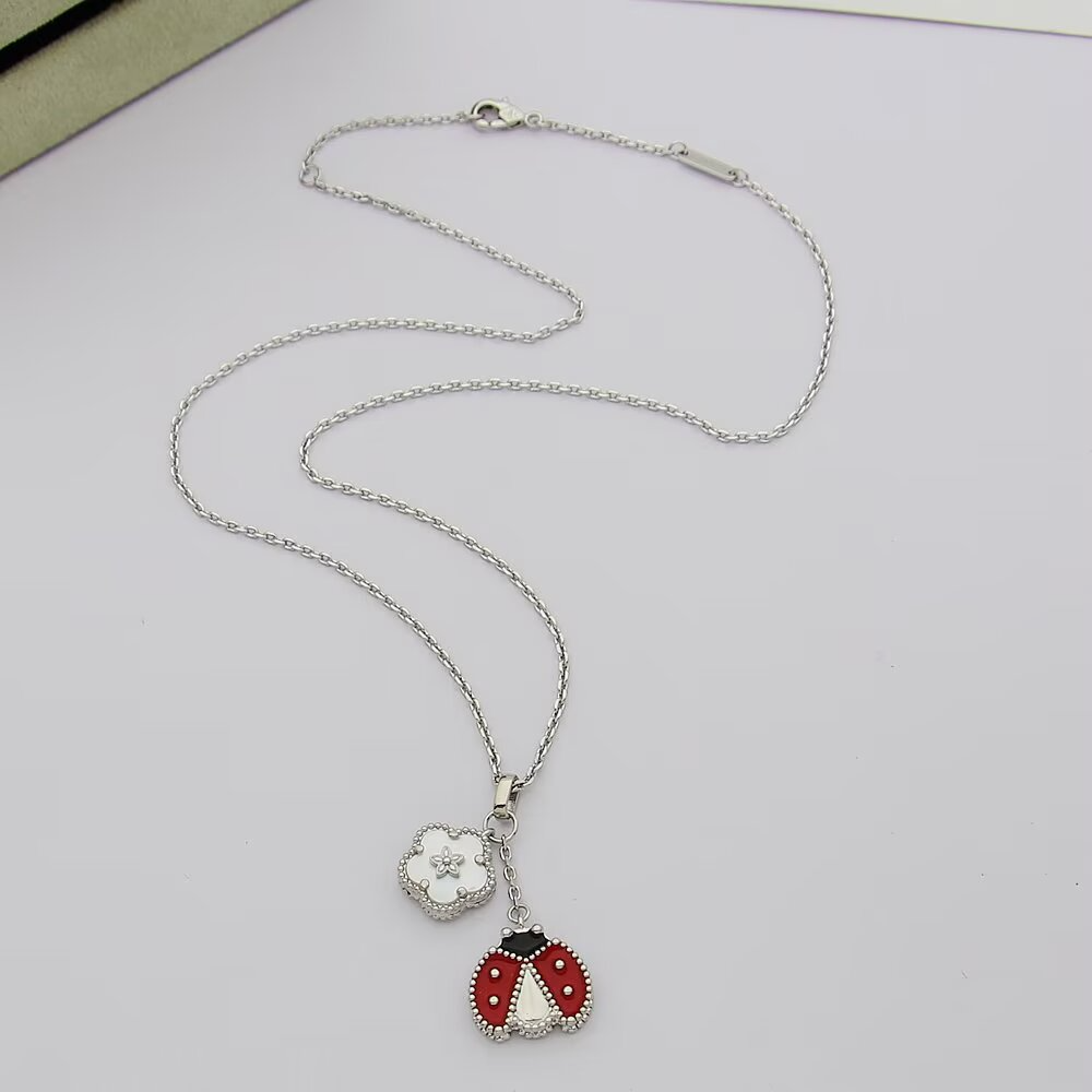VAEM24 New trendy four-leaf clover pendant necklace, exquisite jewelry for women, suitable for choosing as a gift