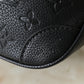 LEM465 New stylish and high-end black handbag with embossed gold chain design - versatile and casual single-shoulder crossbody bag for the arm 19 x 13 x 8 cm