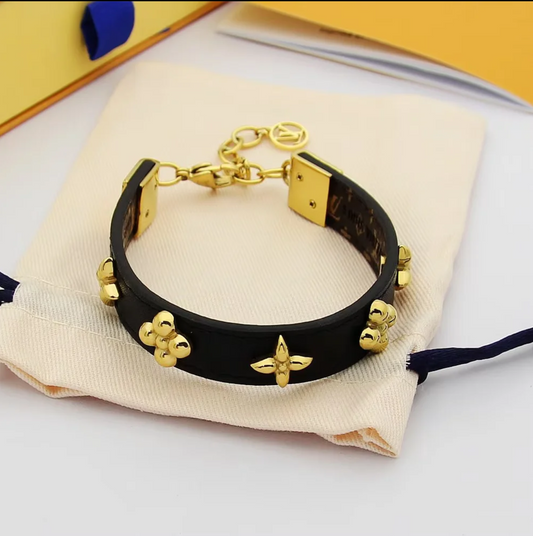 LEM383  New Arrive Fashion Four-leaf Flower-shaped Open Bracelet Metal Letter Wristband Bracelet Couple Accessories for Woman