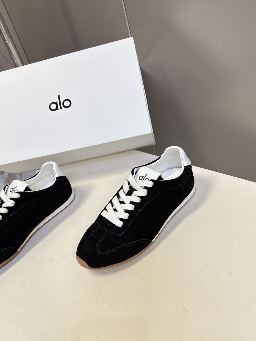 Alo01 Designer Sneakers Men Women Gum Sky Beige Dark Scarlet Mens Trainers Womens Casual Outdoor Runners