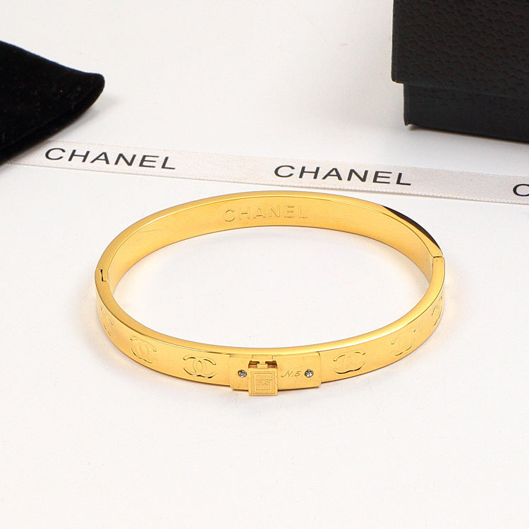 CEM199 Fashion Titanium Steel Design with Diamond Bracelets Charm for Women Gold Jewelry