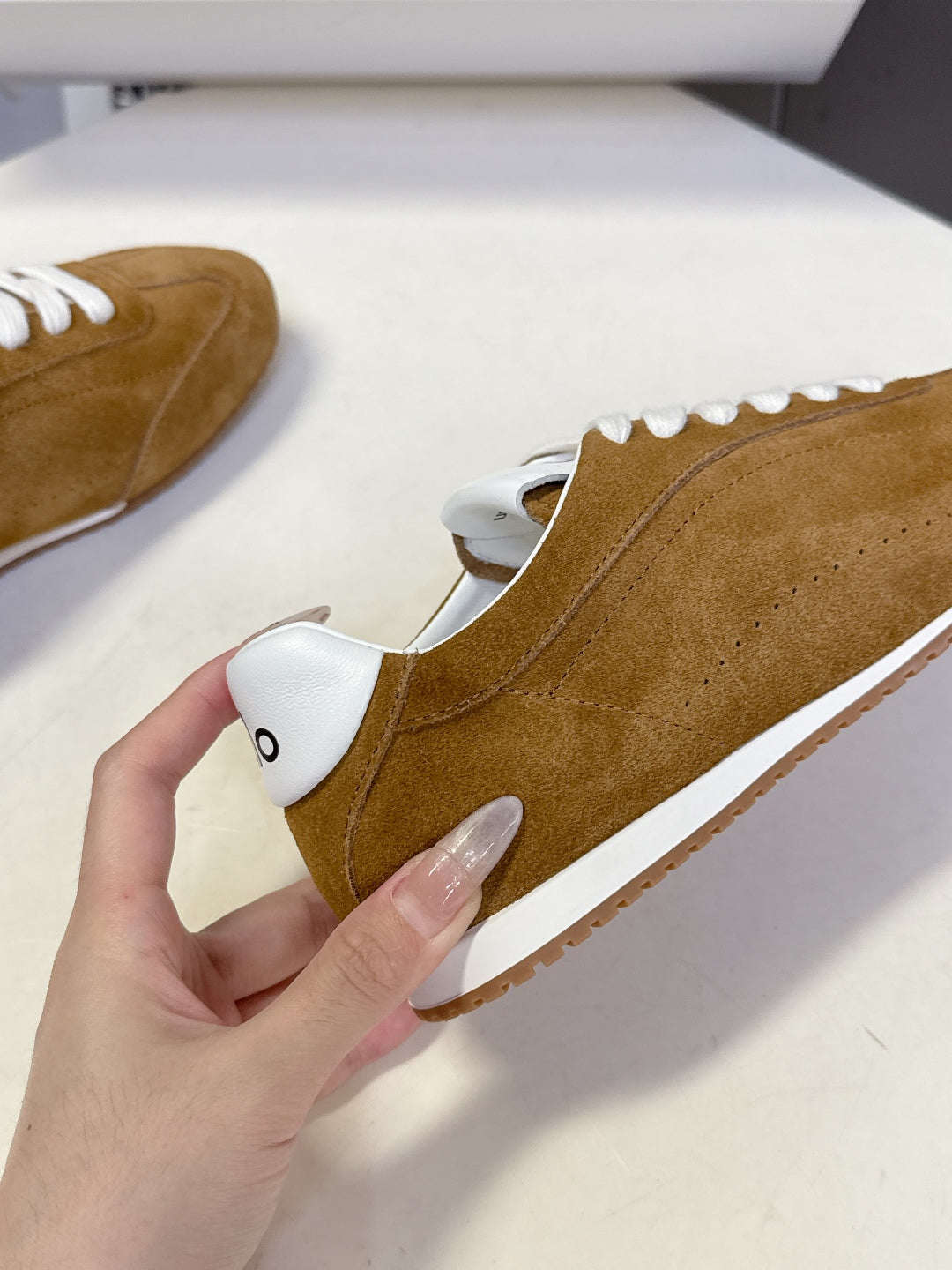 Alo01 Designer Sneakers Men Women Gum Sky Beige Dark Scarlet Mens Trainers Womens Casual Outdoor Runners