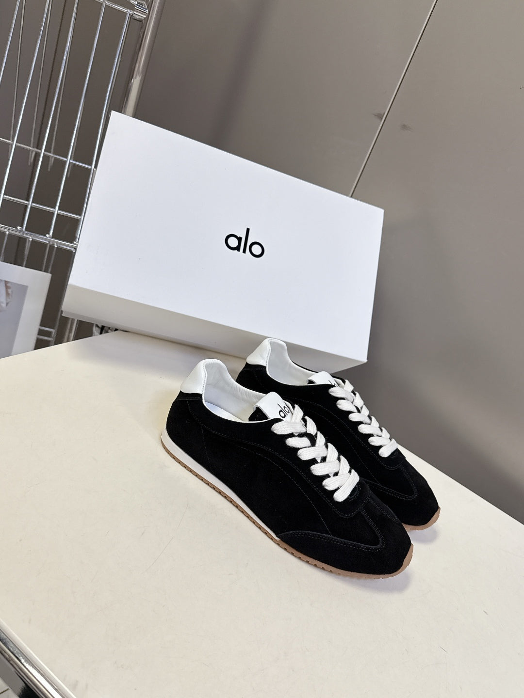 Alo01 Designer Sneakers Men Women Gum Sky Beige Dark Scarlet Mens Trainers Womens Casual Outdoor Runners
