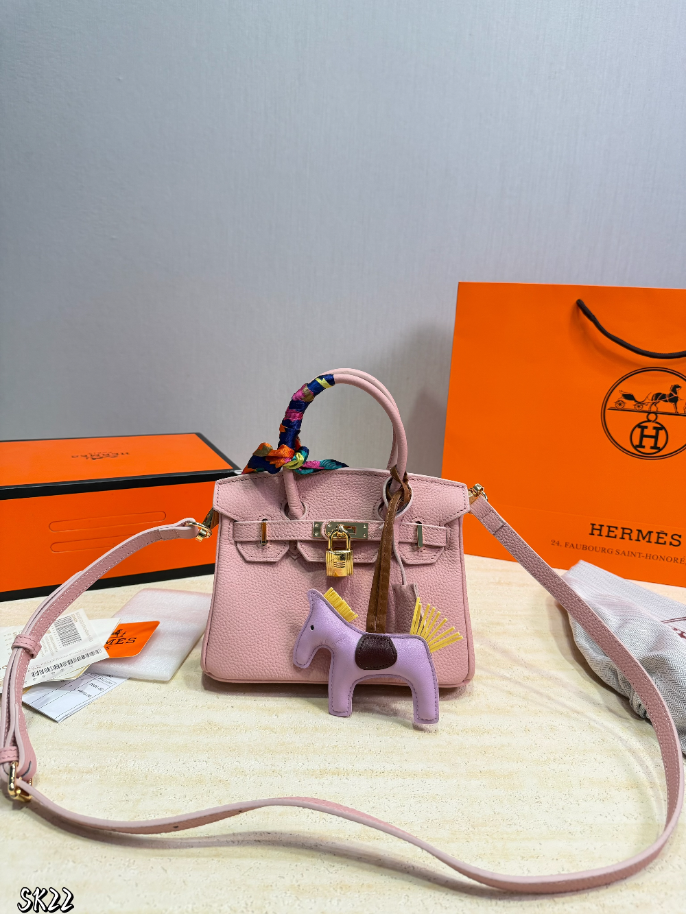 HEM121 The new fashionable and luxurious handbag features a classic flip-top design is elegant and versatile fully showcasing the charm of women It is the ideal gift choice 21*14cm
