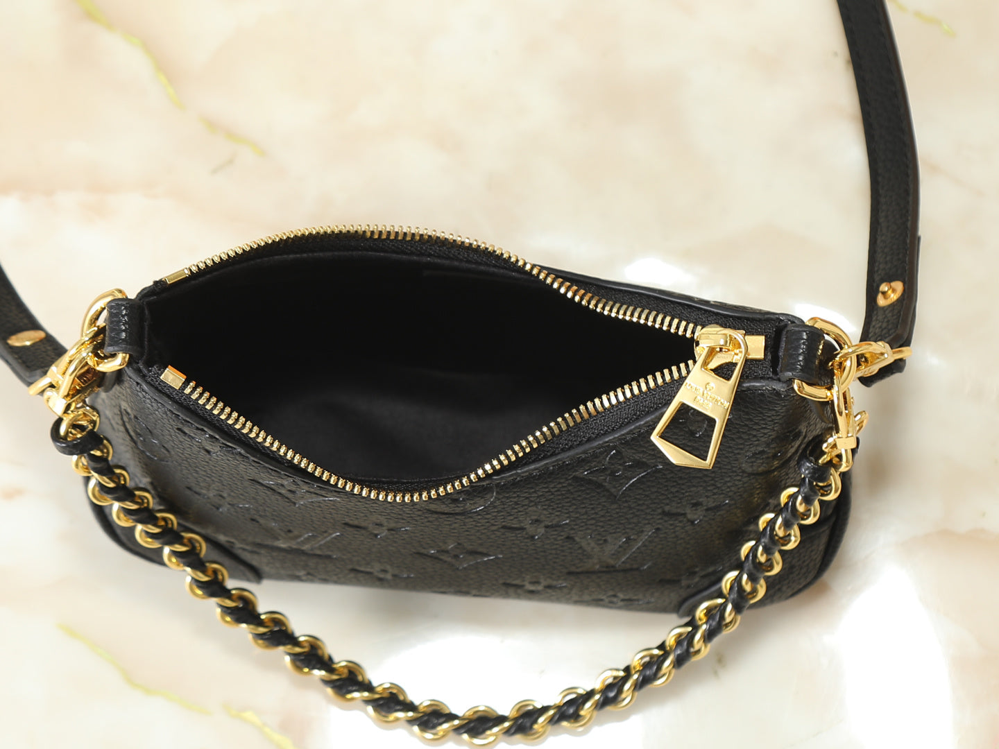 LEM465 New stylish and high-end black handbag with embossed gold chain design - versatile and casual single-shoulder crossbody bag for the arm 19 x 13 x 8 cm
