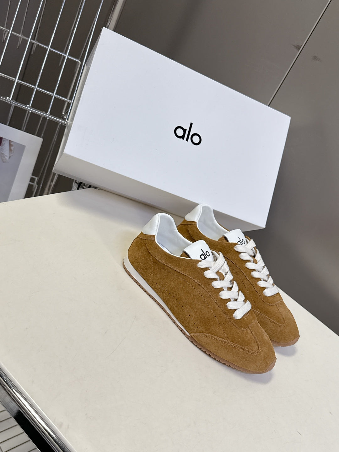 Alo01 Designer Sneakers Men Women Gum Sky Beige Dark Scarlet Mens Trainers Womens Casual Outdoor Runners