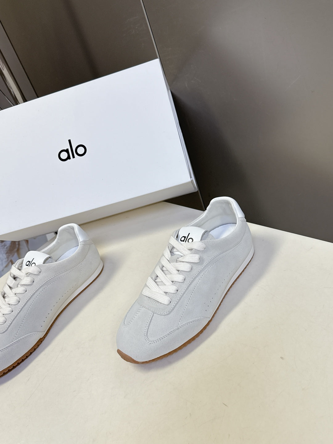 Alo01 Designer Sneakers Men Women Gum Sky Beige Dark Scarlet Mens Trainers Womens Casual Outdoor Runners
