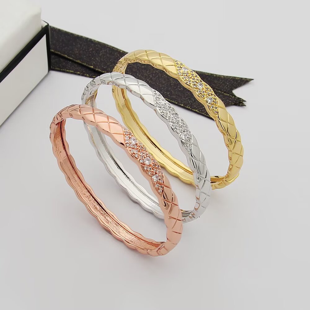 CEM161 Designer Bracelet 18k Gold Plated Bangle Luxury Brand Love Designed Bangles For Women High Sense Fritillary Diamond Bracelets Fashion Accessories Party Jewelry